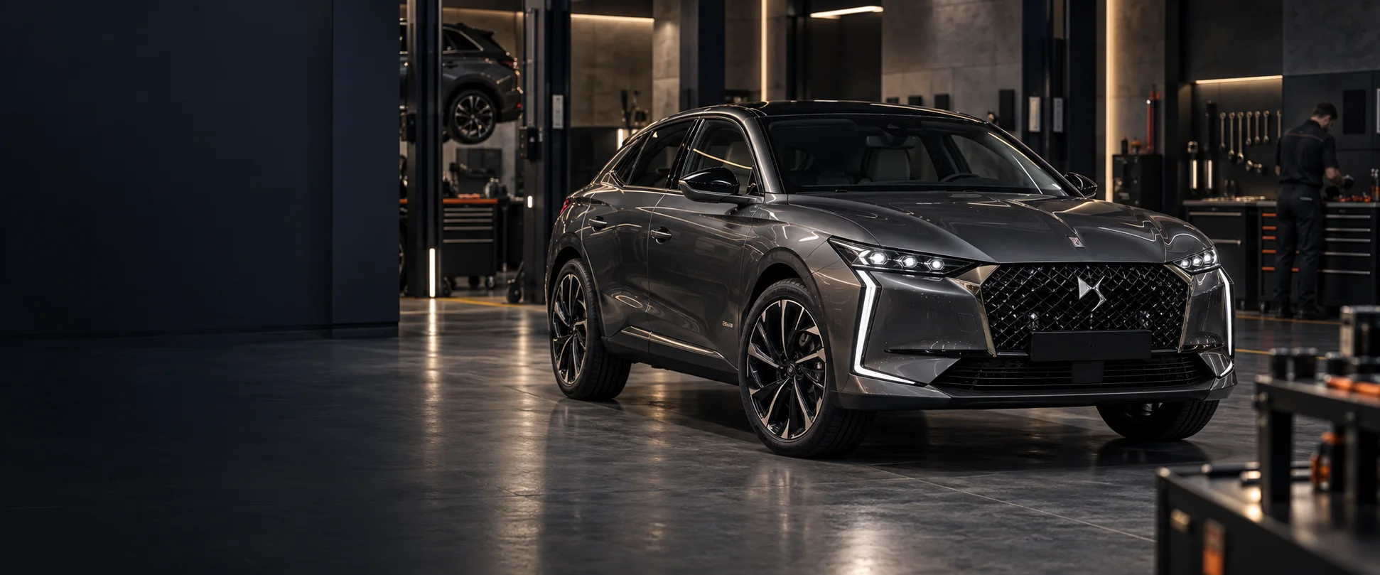Premium Fark Oto Servis | Fark 1 Otomotiv ortamında gri DS Automobiles otomobil